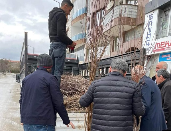Muhtar adayı broşür yerine bakın ne dağıttı
