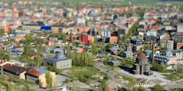 Muhtar adayı şaşırttı! Ev ev gezerek sazlı sözlü oy istiyor