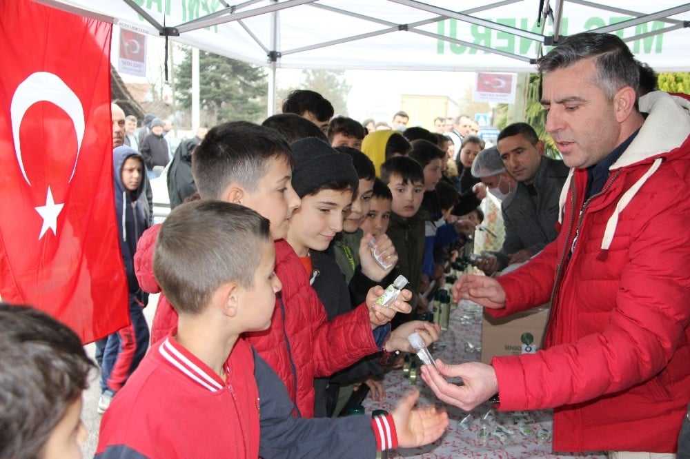 Muhtar fırsatçılara inat kolonyayı 1 liraya sattı 