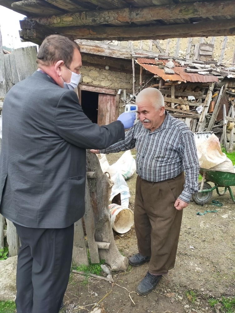 Muhtar her gün köylülerin ateşini tek tek ölçüp kayıt altına alıyor 