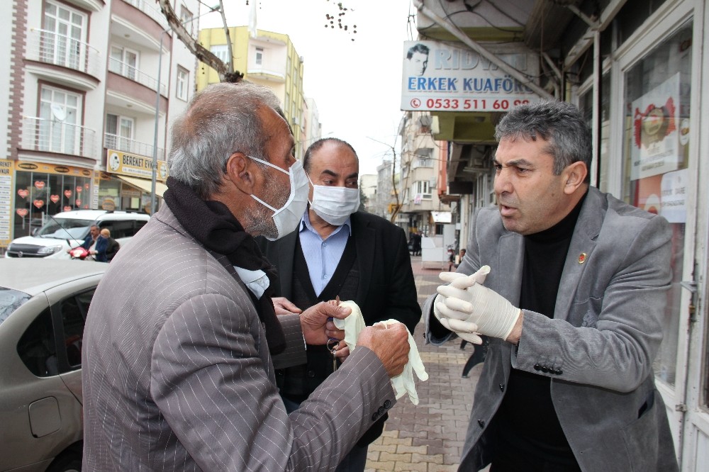 Muhtar, korona virüsüne karşı maske ve eldiven dağıttı 