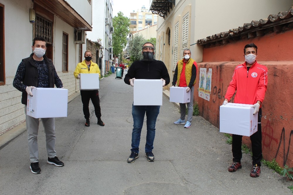 Muhtar maaşıyla başladı hayırsever timi kurdu 