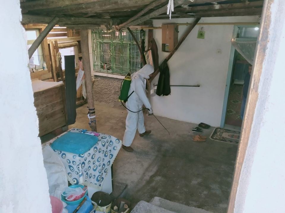 Muhtar mahallesinde her evi dezenfekte ediyor 
