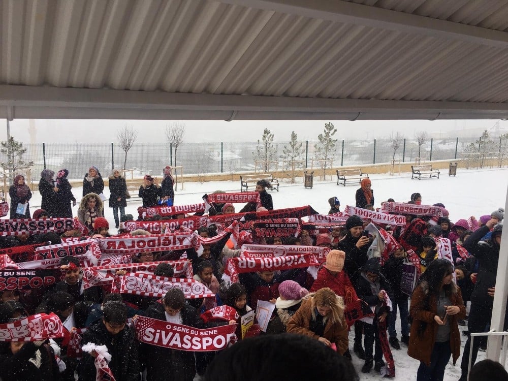 Muhtar öğrencilere karna hediyesi olarak Sivasspor atkısı hediye etti 