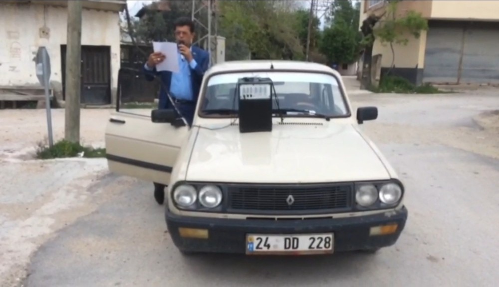 Muhtar otomobiline hoparlör bağlayıp korona tedbirlerini anlattı 