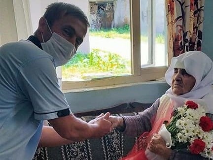 Muhtar Özsoy, 101 yaşındaki anneyi çok duygulandırdı 