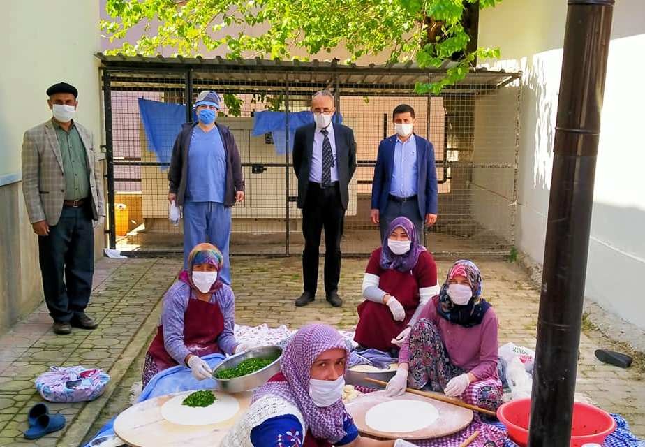 Muhtar sağlık çalışanları için gözleme yaptırdı 