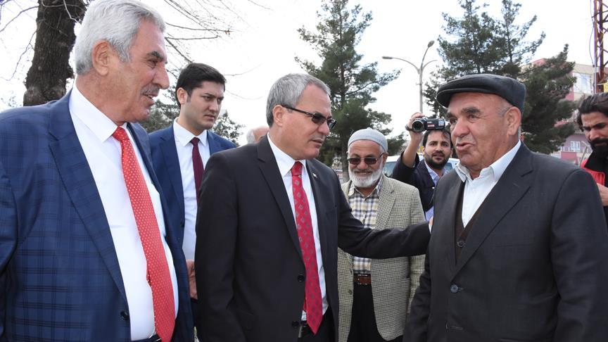 Muhtar sigarayı bıraktı, pozitif ayrımcılık sözü aldı