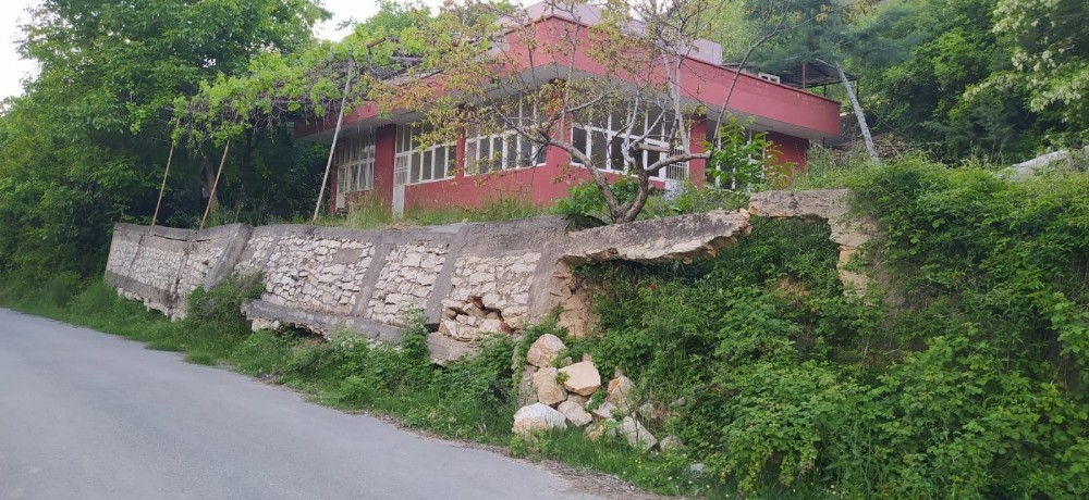 Muhtar Tanrıverdi, tehlike arz eden duvarın yapılmasını istedi 
