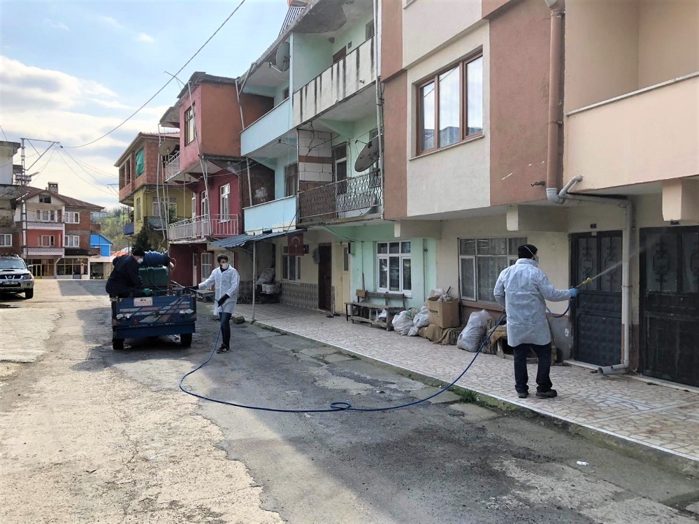 Muhtar tüm köyü baştan sona dezenfekte etti 