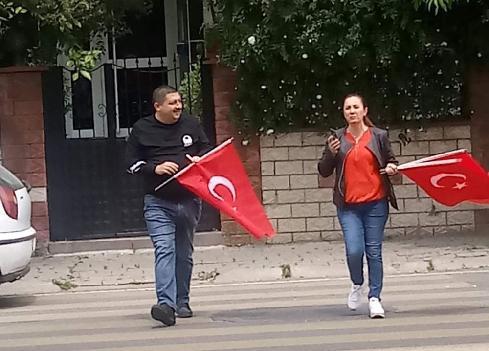 Muhtar ve öğretmen ele ele verip sokağa çıkamayan çocuklara 23 Nisan coşkusunu yaşattı 