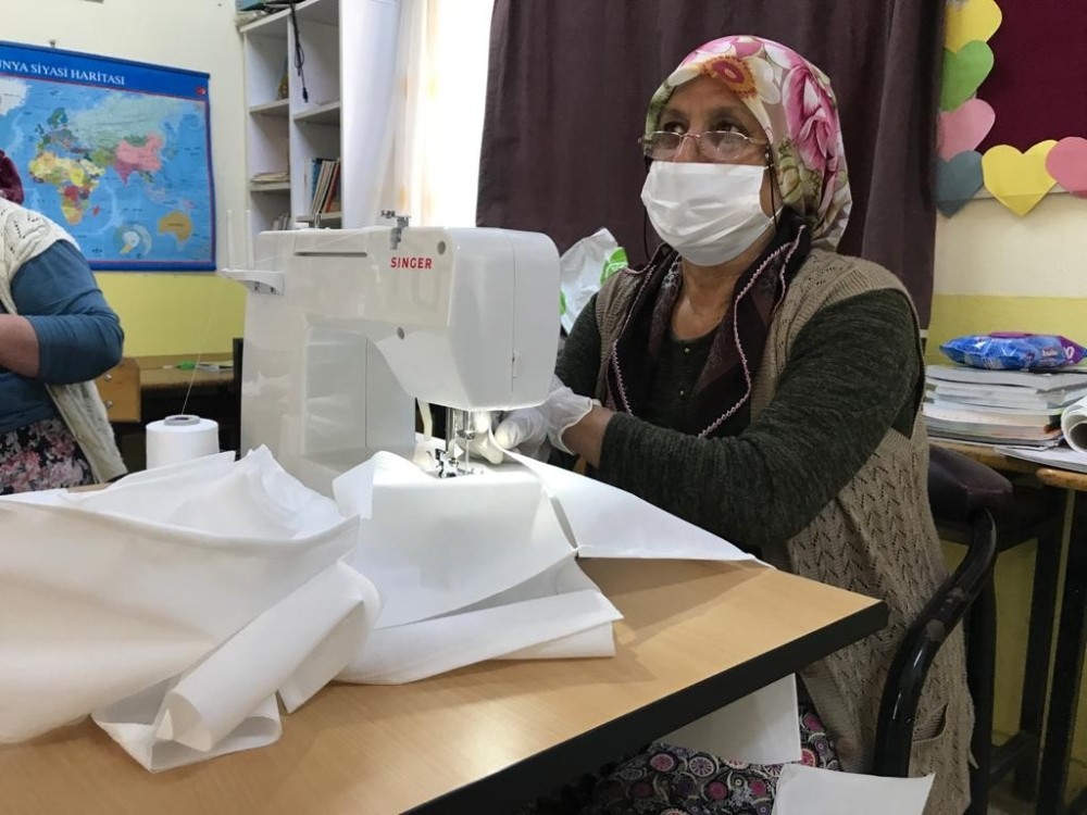 Muhtar ve Rus asıllı eşi seferberlik ilan etti, her gün bin maske üretiliyor 