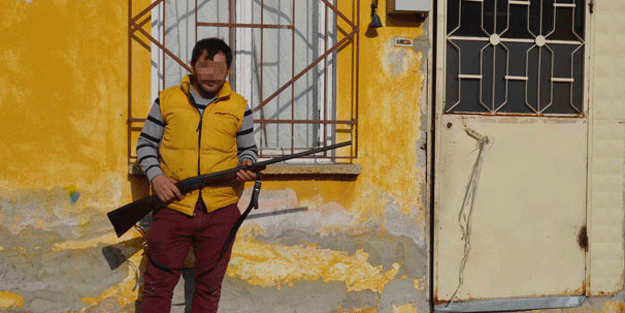 Muhtara inanıp böyle poz verdi! Başına gelmeyen kalmadı