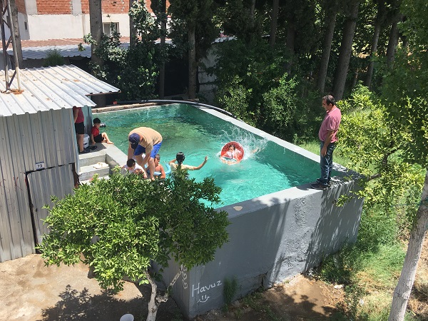 Muhtardan çocuklara serinleten hizmet