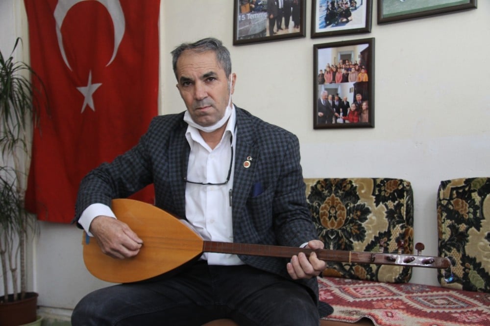 Muhtardan korona virüse şarkılı tepki 
