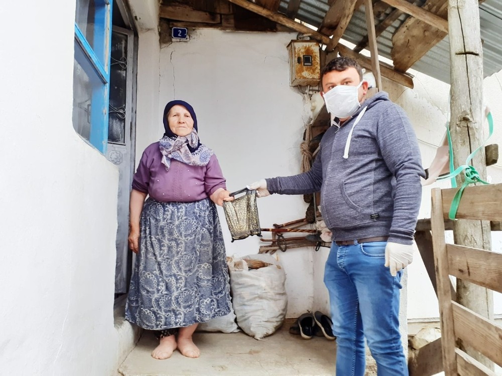 Muhtardan köylülere ücretsiz dezenfektan seti 