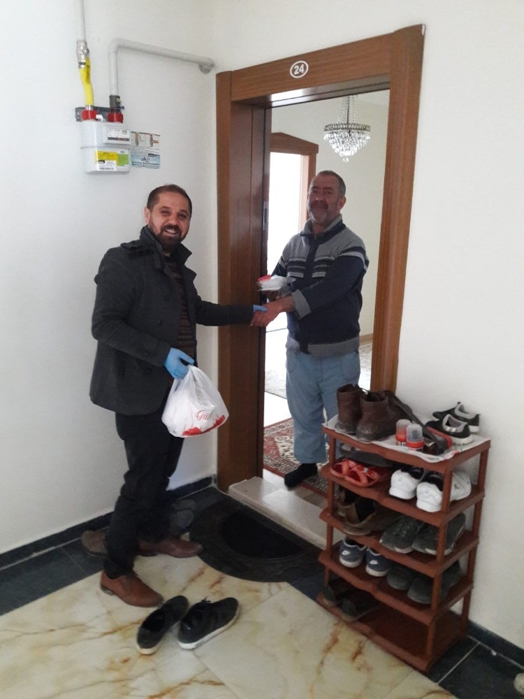 Muhtardan mahalle sakinlerine maske ve ıslak mendil jesti 