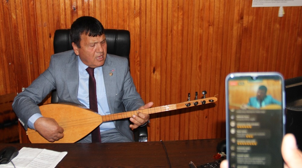 Muhtardan mahalle sakinlerine sosyal medya üzerinden konser 