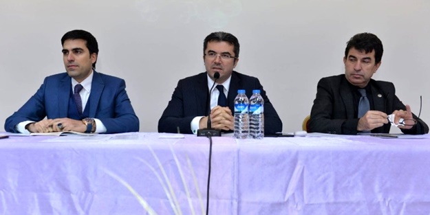 Muhtarın dili sürçtü: Salondakiler kahkahaya boğuldu
