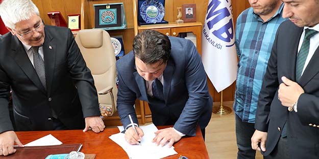 Muhtarlar TL'ye destek için maaşlarını bağışladı