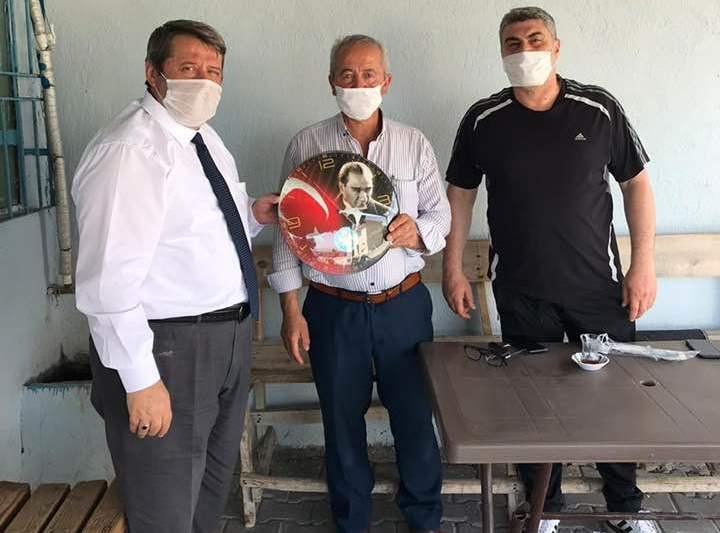 Muhtarlara maske ve duvar saati 