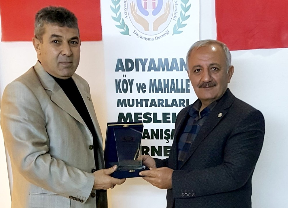 Muhtarlardan Başkan Şahan’a plaket 