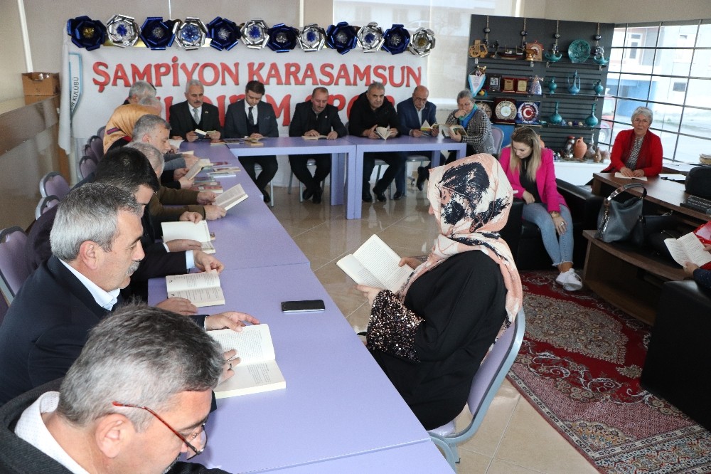 Muhtarlardan bin kitap bağışı 