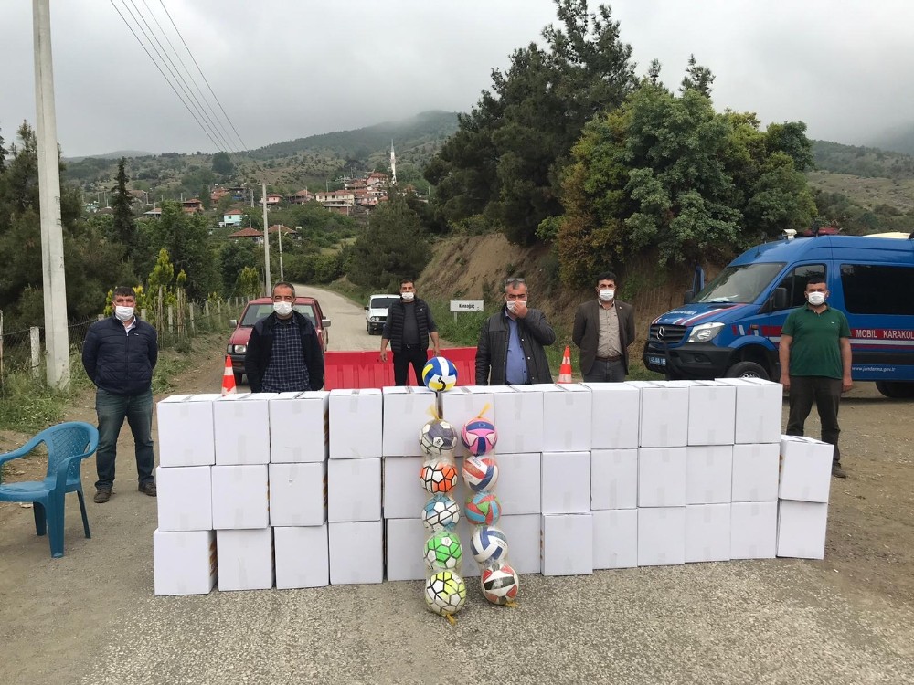 Muhtarlardan karantinaya alınan mahalleye gıda desteği 