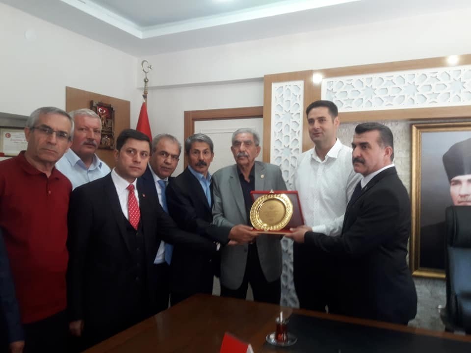 Muhtarlardan Kaymakam Gülenç’e plaket 
