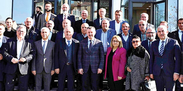 Muhtarlarla istişare yapıyor
