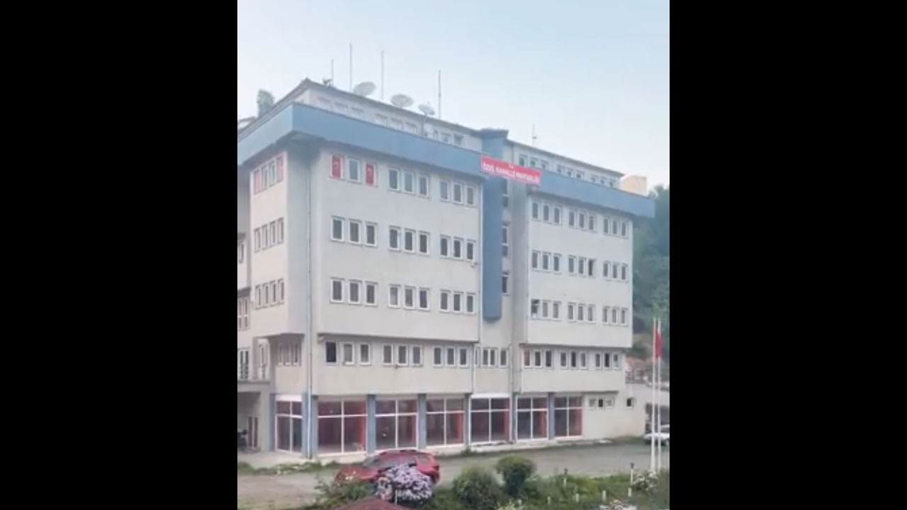 Muhtarlık binası hayrete düşürdü