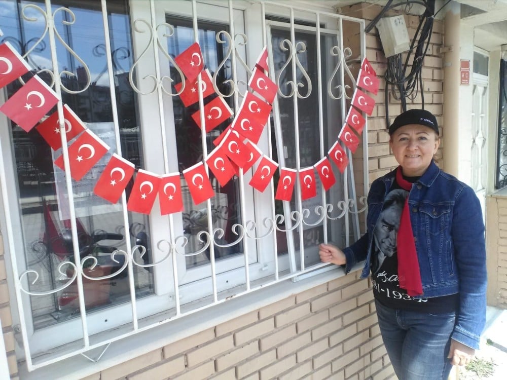 Muhtarlık binasını bayrakla süsledi 