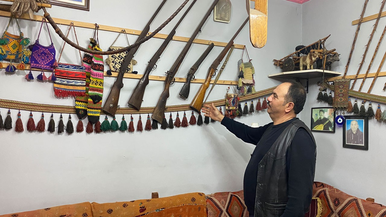 Muhtarlık ofisini tarihle donattı! Bu odada telefon yasak