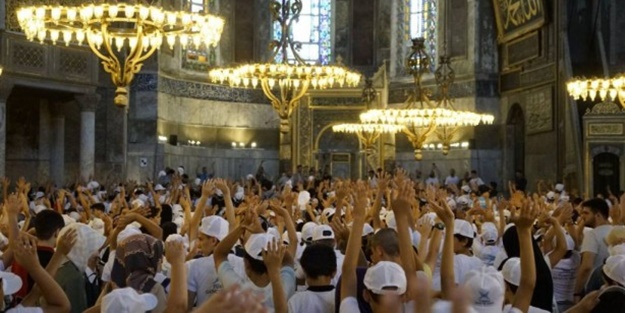 Ayasofya Camisi miniklerin tekbir sesleri ile yankılandı!