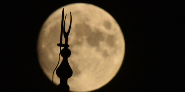 Muhteşem görüntü! Van Gölü semalarından yükselen dolunay hayran bıraktı