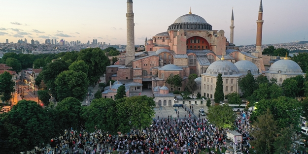 Müjdeli açıklamanın ardından vatandaşlar Ayasofya Camii'ne akın ediyor