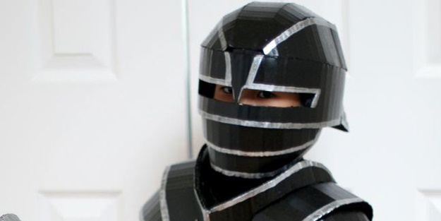 Mukavvadan yaptığı kostümlerle fenomen oldu!