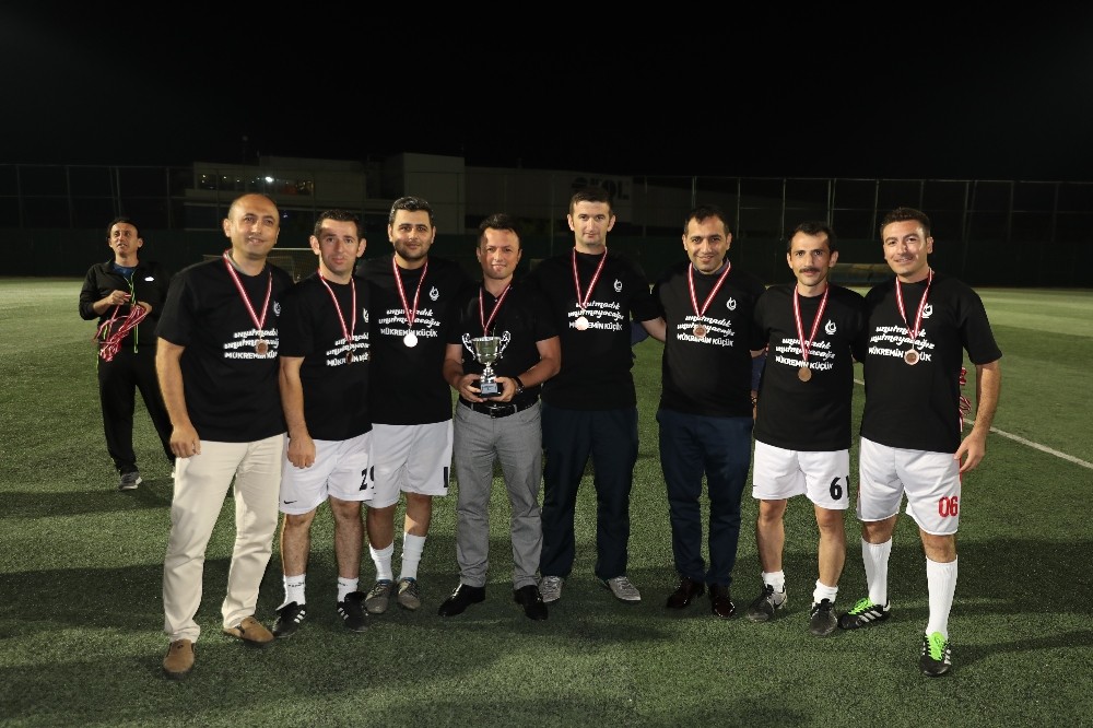 Mükremin Küçük futbol turnuvasında şampiyon basın yayın oldu 