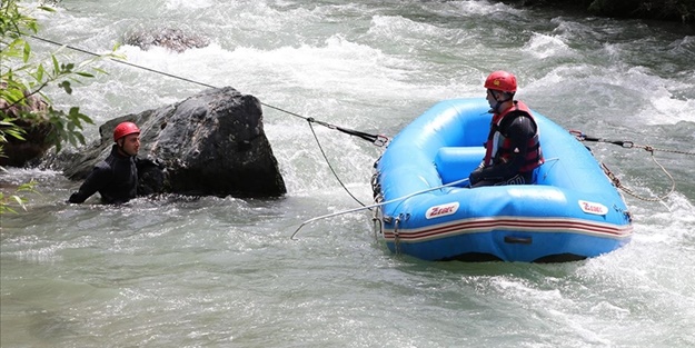 Müküs Çayı'nda akıntıya kapılan hemşireyi arama çalışmaları sürüyor