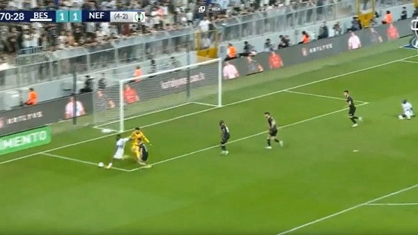 Muleka attı Azerbaycanlı spiker gündem oldu