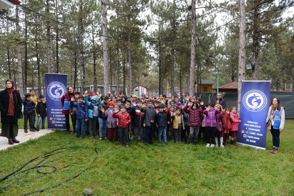 Mülteci çocukların hayvan bakım merkezini ziyaret etti 