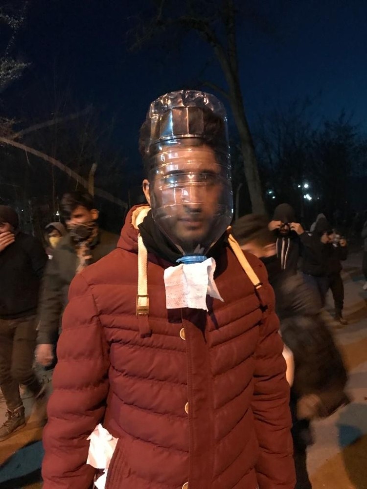 Mülteci gençlerden ‘5 litrelik’ pet şişeden gaz maskesi 
