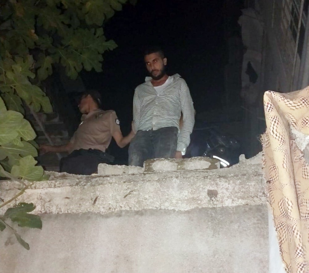 Mülteci kaçakçısı, damda yakalandı 
