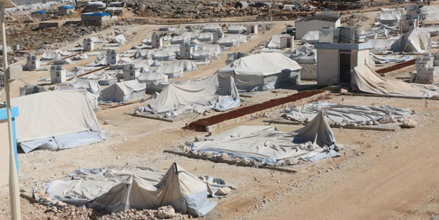 Mülteci kampında çadırlar uçtu