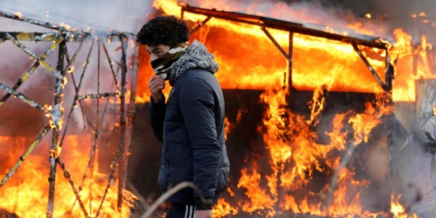 Mülteci kampını yaktılar! - FOTO