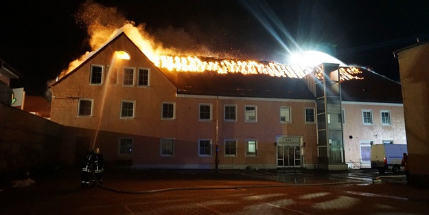 Mülteci yurdundaki yangını sevinç çığlıklarıyla izlediler