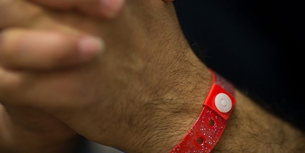 Faşist 'bileklik uygulaması'na son verildi