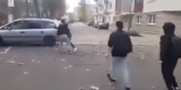 Mültecileri kabul eden belediye başkanını dövdüler!