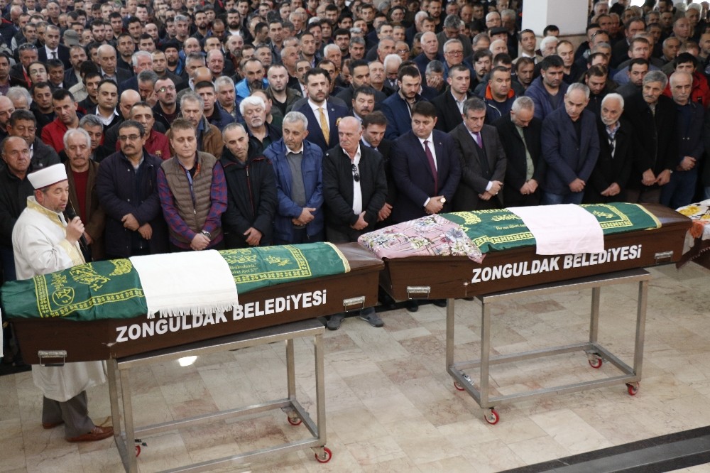 Mumdan çıkan yangında ölen yaşlı çift son yolculuğuna uğurlandı 