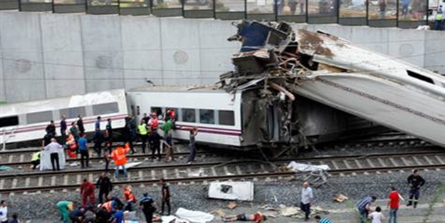 Almanya'da tren kazası, ölü ve yararlılar var